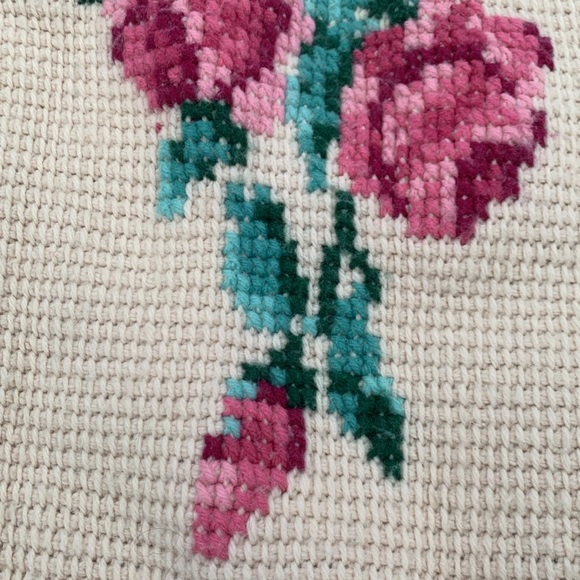 GUC Hand-Knit Vintage Roses Afghan - Picture 7 of 7